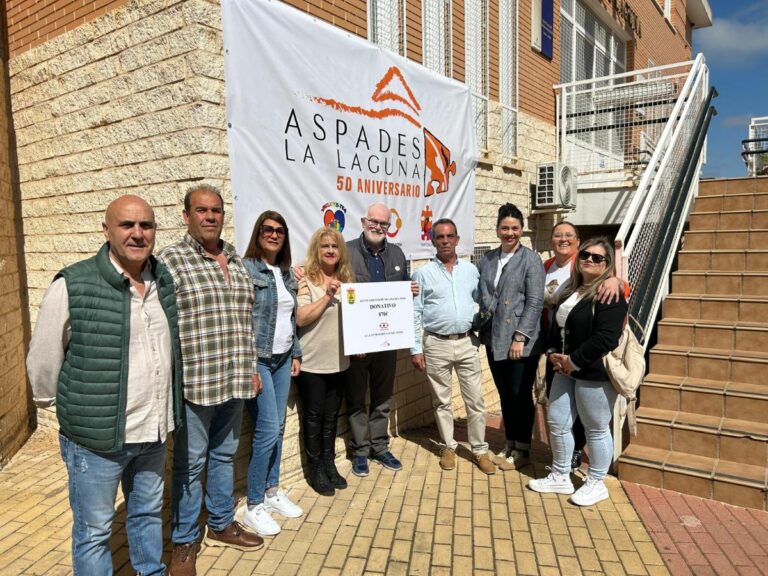 Solana del Pino renueva su apoyo a Aspades-La Laguna con la entrega de 870 euros recaudados en la comida solidaria