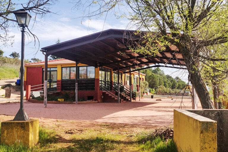 El Ayuntamiento de Brazatortas incorpora una pérgola-mirador al Complejo Turístico ‘Arroyo de Carboneras’