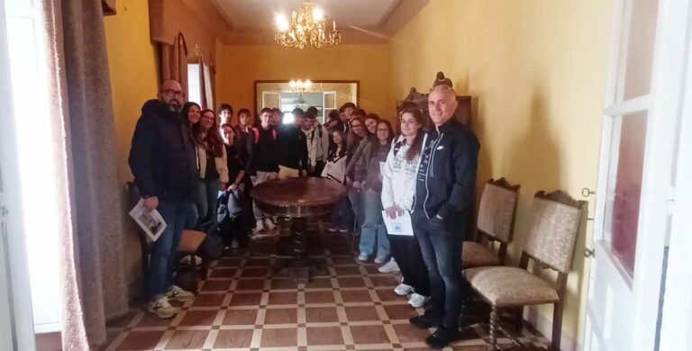 Estudiantes y profesores del Instituto Sotomayor de Manzanares visitan, por primera vez, la histórica Casa del Manifiesto