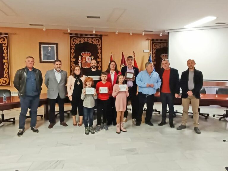 Ernesto Tubía Landeras, Fernando Méndez Germain y David García Rodríguez, premiados en la 28 edición del Certamen de Librería Delfos