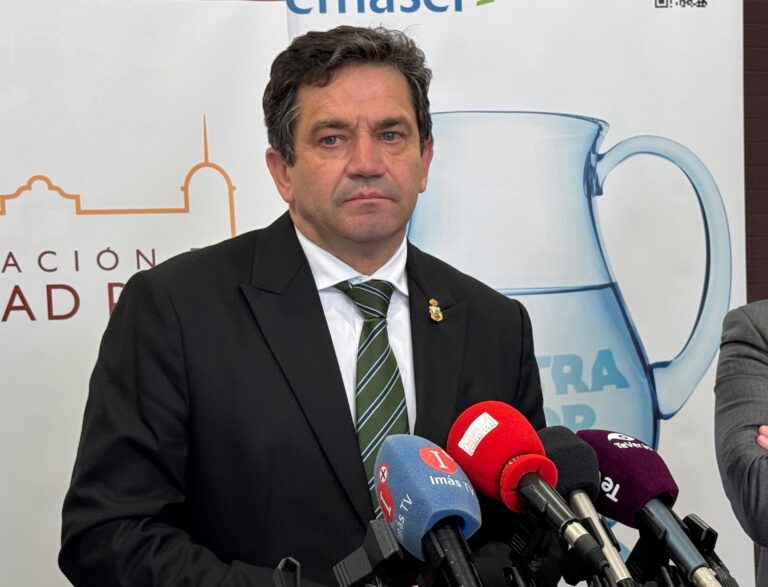 El presidente de la Diputación asegura que el cese de la directora de Lanza ha sido «decisión directa» de Vox y el PSOE pide que lo revoque