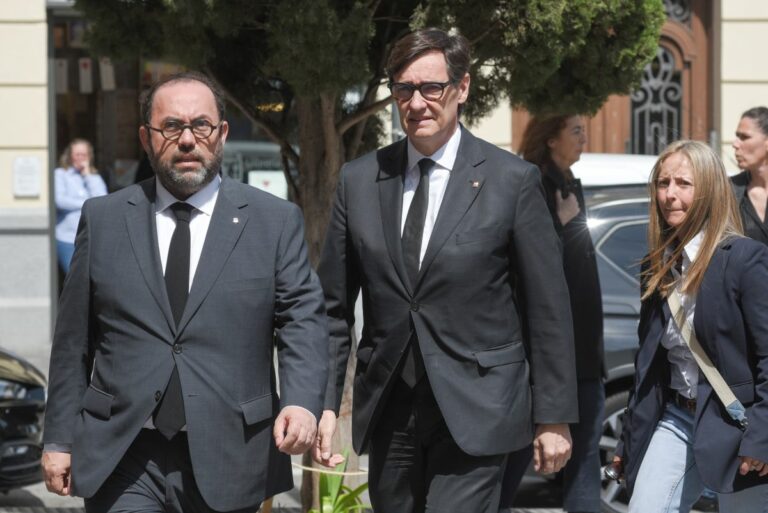 Illa, Laporta y Collboni asisten al emotivo funeral del puertollanense Agustín Escobar y su familia en Barcelona