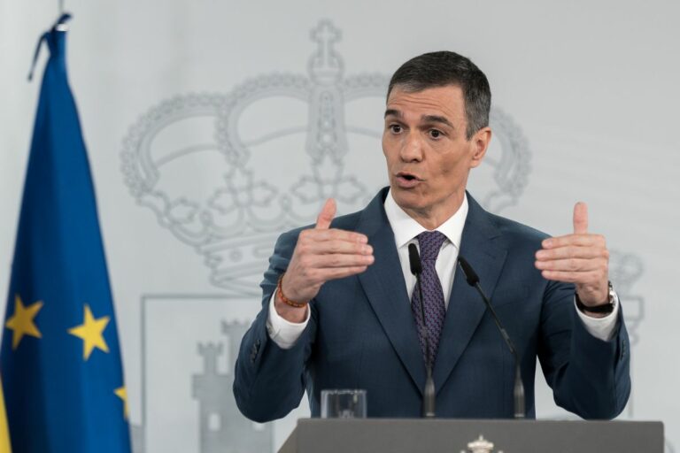 Sánchez anuncia una ayuda de 100 euros en la compra de lentillas y gafas para menores de 16 años