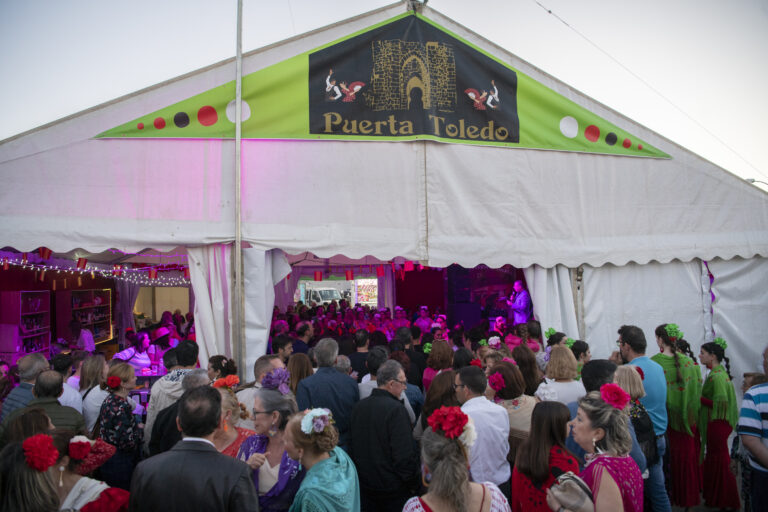 La Feria de Abril de Ciudad Real abre casetas para un frenético fin de semana de fiesta