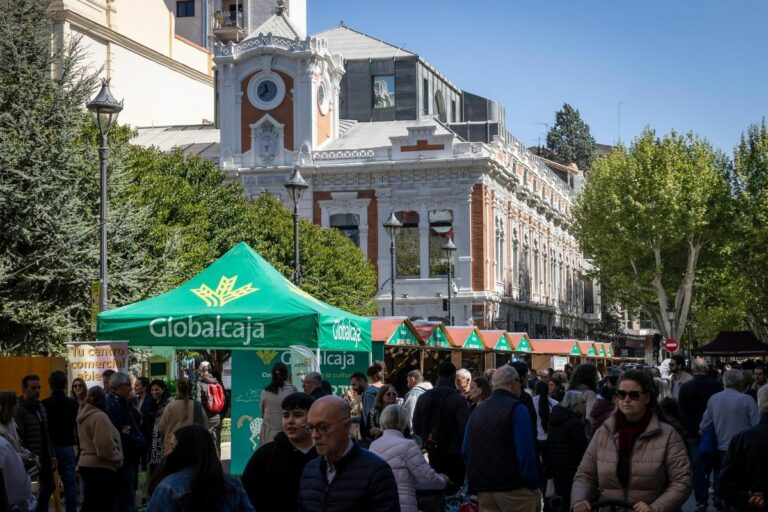 Globalcaja sortea tarjetas de 30 euros para incentivar la lectura durante la Fiesta del Libro de Albacete