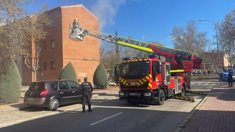 Una mujer afectada por inhalación de humo tras un incendio en un bloque de viviendas de Ciudad Real