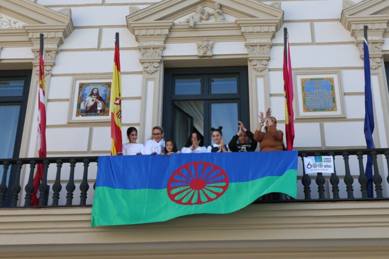 El Ayuntamiento de Alcázar cuelga en su balcón la bandera gitana para conmemorar el Día Internacional del Pueblo Gitano