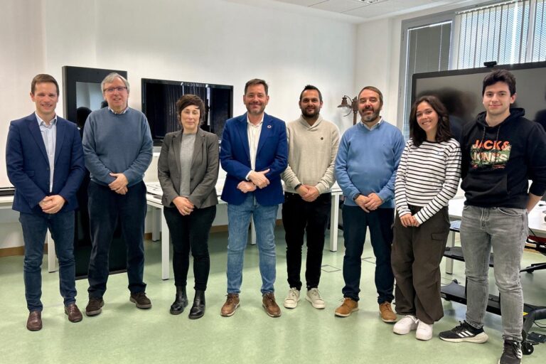 El subdelegado del Gobierno conoce el proyecto MIRATAR, una iniciativa innovadora para la atención de adultos mayores