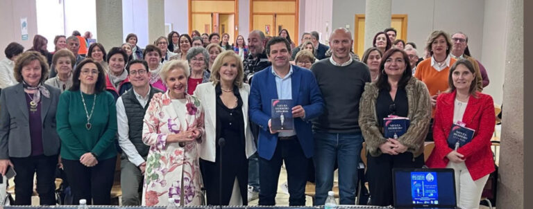 Valverde asiste en Bolaños a la presentación de “Luna roja”, la primera novela policiaca de la periodista Nieves Herrero