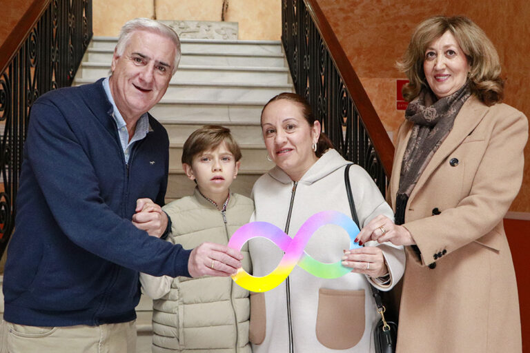 Ismael traslada al alcalde de Almodóvar el lema ‘Somos infinitos’ que visibiliza el Día Mundial sobre el Autismo