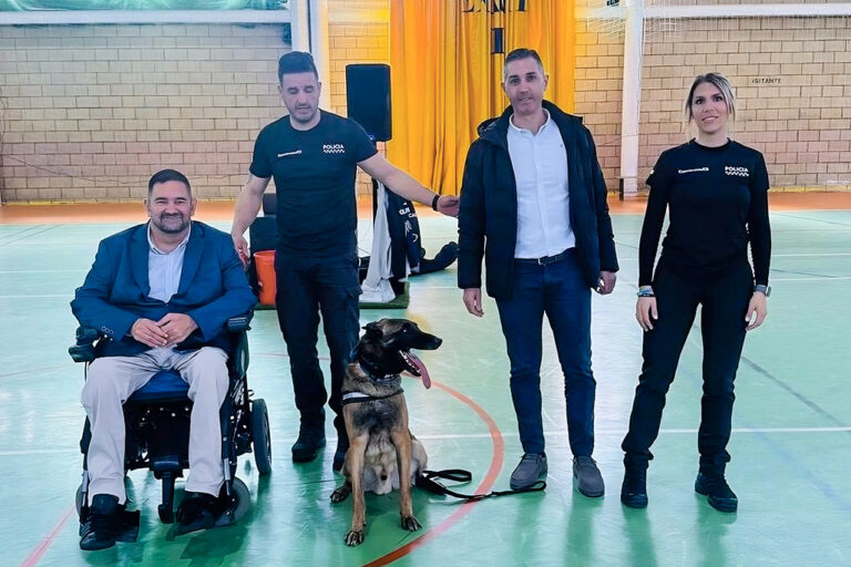Escolares han asistido a la exhibición de perros adiestrados para labores de seguridad y protección