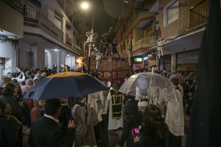 Las Penas regresa al templo a la media hora de procesión tras verse sorprendida por un chaparrón