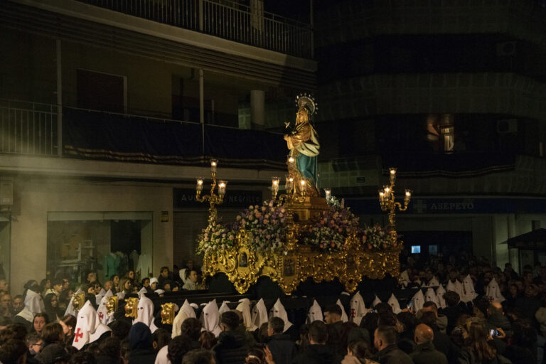 Un solemne silencio guía a la Virgen del Mayor Dolor