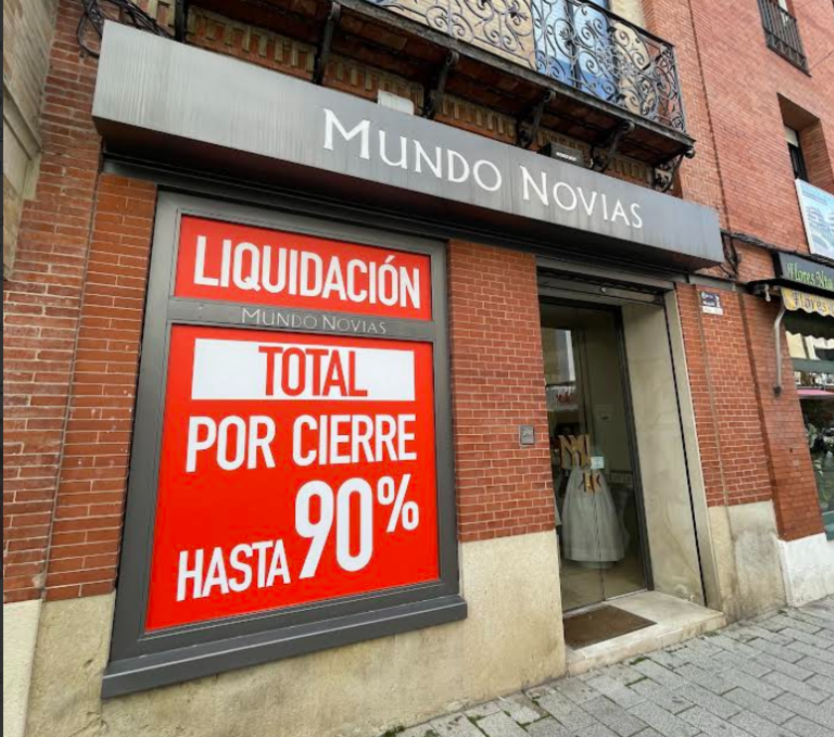 Mundo Novias cierra en Ciudad Real liquidando su stock de trajes de novia, fiesta y comunión