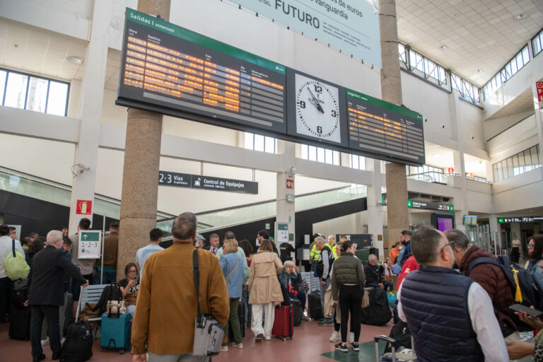 Pasajeros de tren y avión pueden reclamar a las compañías los gastos de comida y alojamiento por cancelaciones