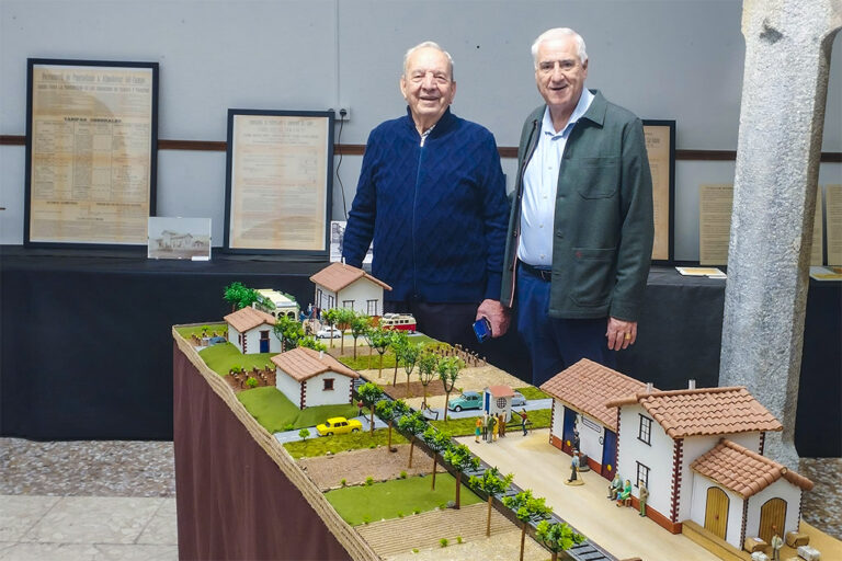 El automotor Almodóvar – Puertollano se sube a la exposición ‘Almodóvar del Campo en miniatura’