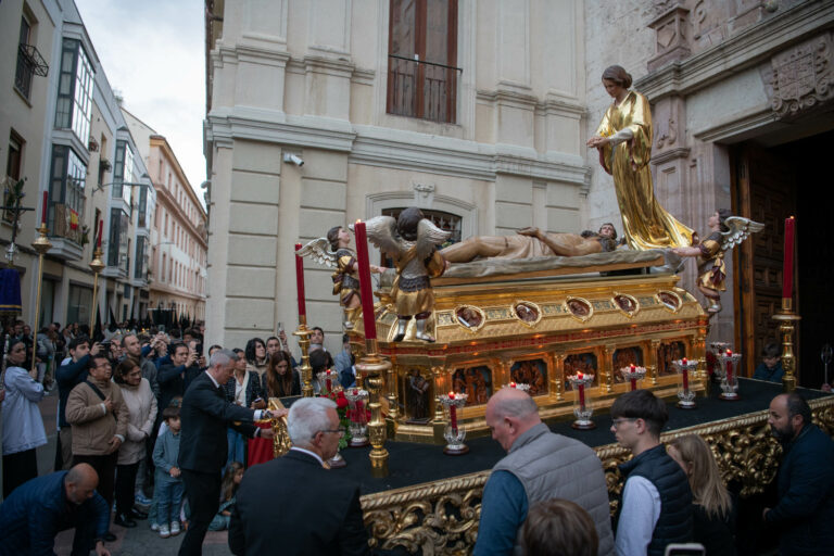 La procesión del Santo Sepulcro sale a la calle sin las hermandades de la Catedral