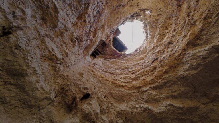 El enorme agujero en el entorno de las Tablas de Daimiel, grabado desde dentro por el dron de Marchandesign