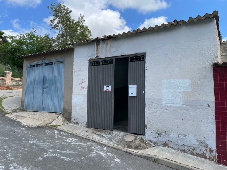 La decisiva actuación de la Policía Nacional de Puertollano en el salvamento del hombre herido por quemaduras y de seis perros en el incendio de una vivienda