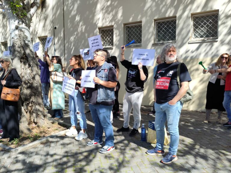 Colectivos antitaurinos y animalistas se concentran en el coso minutos antes de la novillada de ferias de Puertollano
