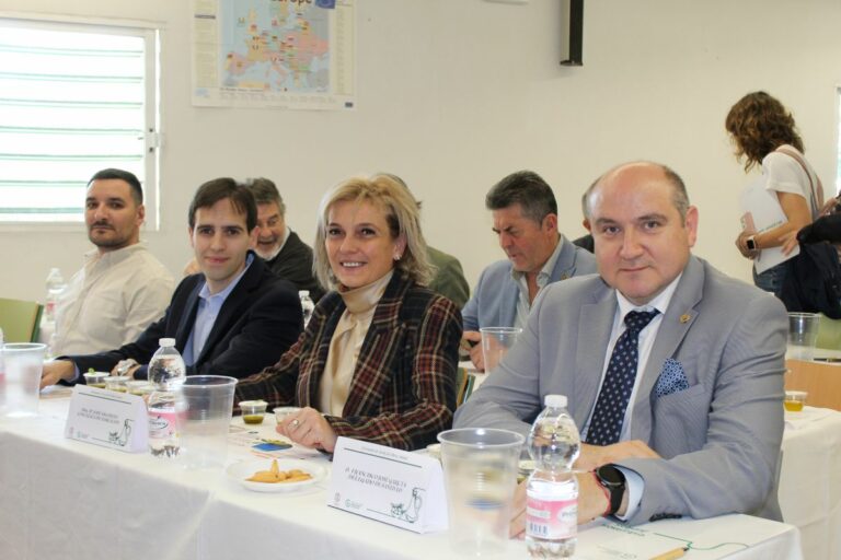 El delegado de Sanidad alaba las iniciativas de la Asociación Española Contra el Cáncer para promover la alimentación y los hábitos saludables