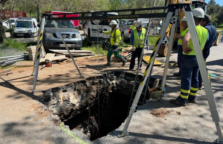 Aguas de Puertollano acomete la reparación de una importante avería en la red principal de saneamiento de la calle Asdrúbal