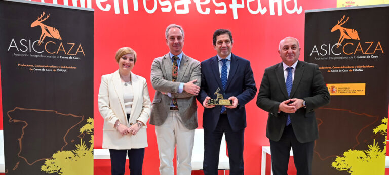 Valverde recibe el premio de la Asociación Interprofesional Asiccaza 2025 por su respaldo e impulso al sector cinegético