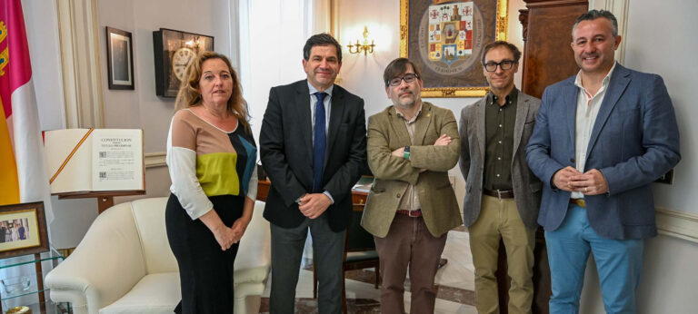 Valverde trata con el nuevo presidente del Colegio Oficial de Médicos posibles líneas de colaboración