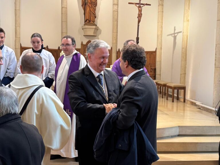 El diputado nacional de Vox Ricardo Chamorro acompaña a la Hermandad de la Dolorosa de Santiago en su Función Solemne