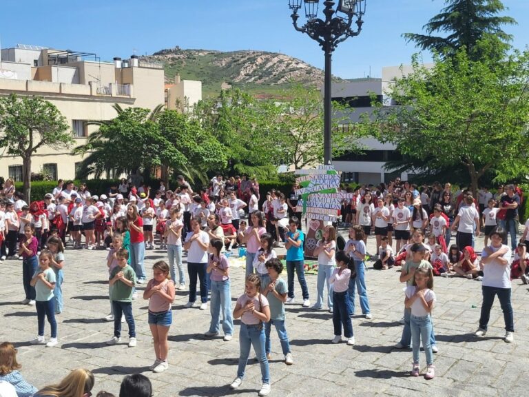 El colegio María Inmaculada de Puertollano comparte el momento simbólico del paso de etapa de sus alumnos