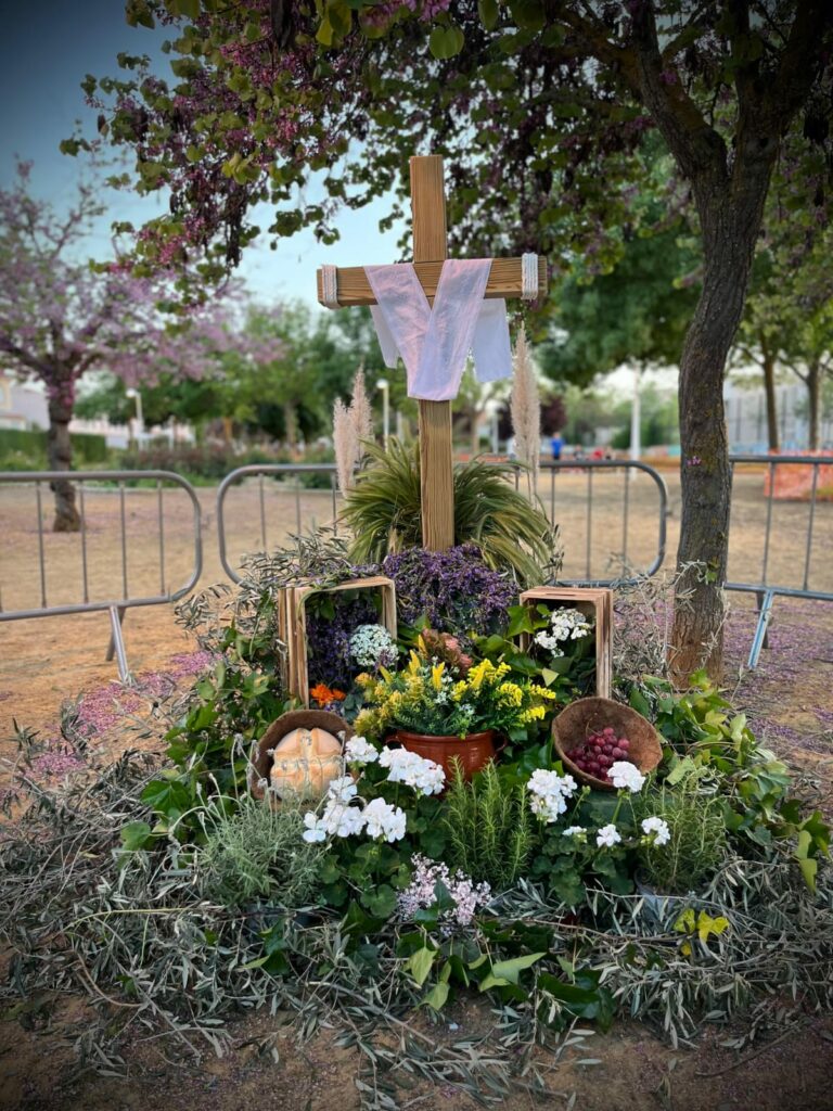 El barrio Camino de la Guija se suma a la tradición de las cruces de mayo