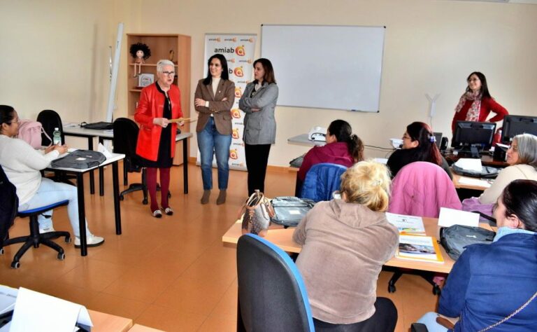 Amiab contribuye a la inserción laboral con formación en limpieza de superficies y en actividades auxiliares de almacén