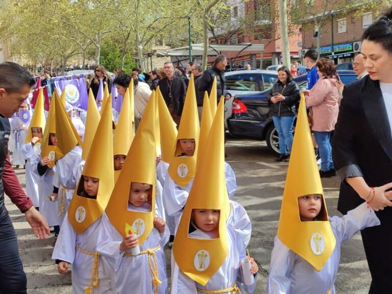 Puertollano: Los niños de los Salesianos procesionan por calles de la barriada Santa Ana