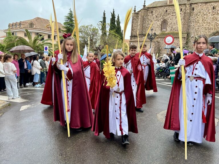 Puertollano: Niños, palmas y aroma de incienso bajo la llovizna
