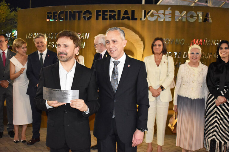 José Mota, «sorprendido y feliz» al descubrir su monumento homenaje en el Ferial de Puertollano