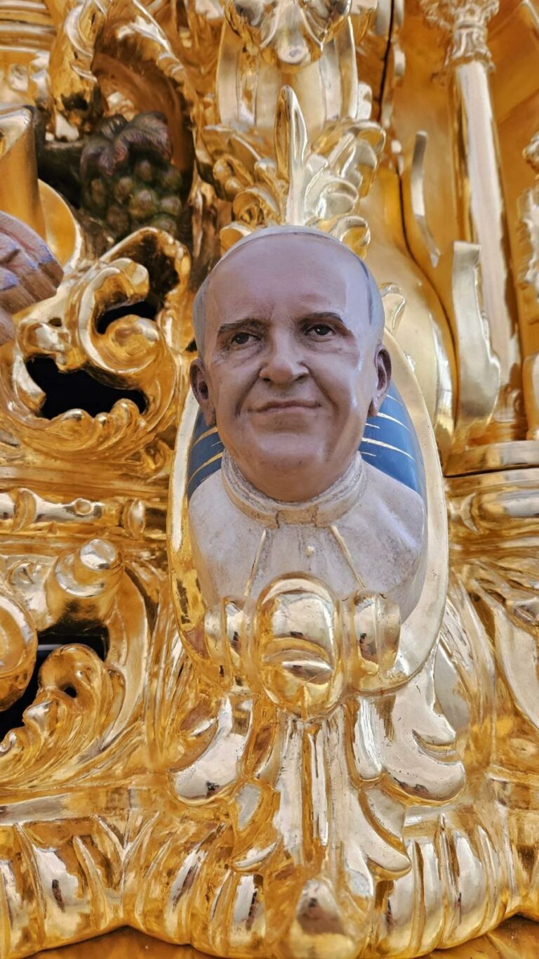 El Papa Francisco se incorpora a la imaginería del paso de Jesús Nazareno en el Domingo de Pasión de su Tercer Centenario