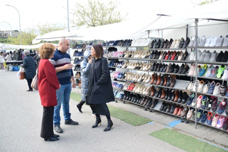 El Gobierno regional promocionará los mercados ambulantes y destaca su papel como un elemento esencial para la vertebración territorial