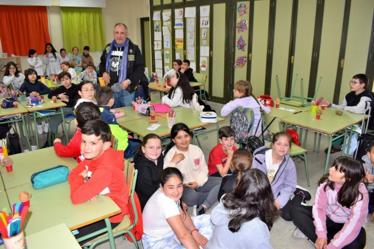 Puertollano: Escolares del «Gonzalo de Berceo» se adentran en el origen y función del mercado en una charla de Raúl Menasalvas