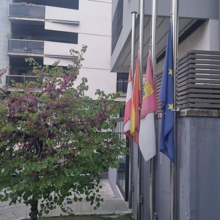 Banderas a media asta en el Ayuntamiento de Puertollano por el fallecimiento del Papa Francisco