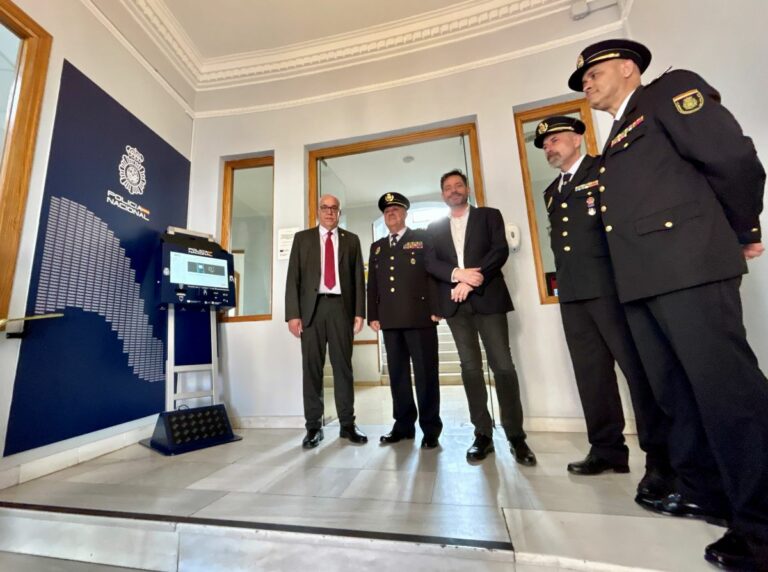 El subdelegado del Gobierno presenta los nuevos Puntos de Actualización de Documentación y la app MiDNI de la Policía Nacional