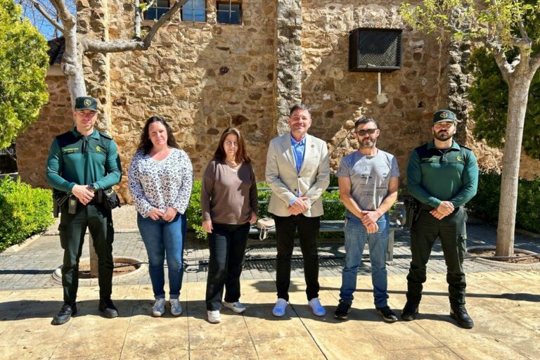 El subdelegado del Gobierno visita Alhambra para acercar la Administración General del Estado a la ciudadanía y reforzar el compromiso con la seguridad en la comarca