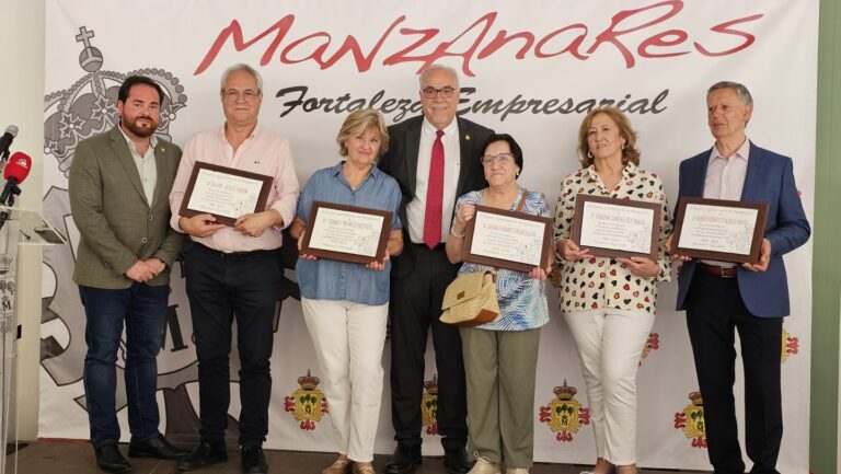 Reconocimiento al personal municipal jubilado en el último año
