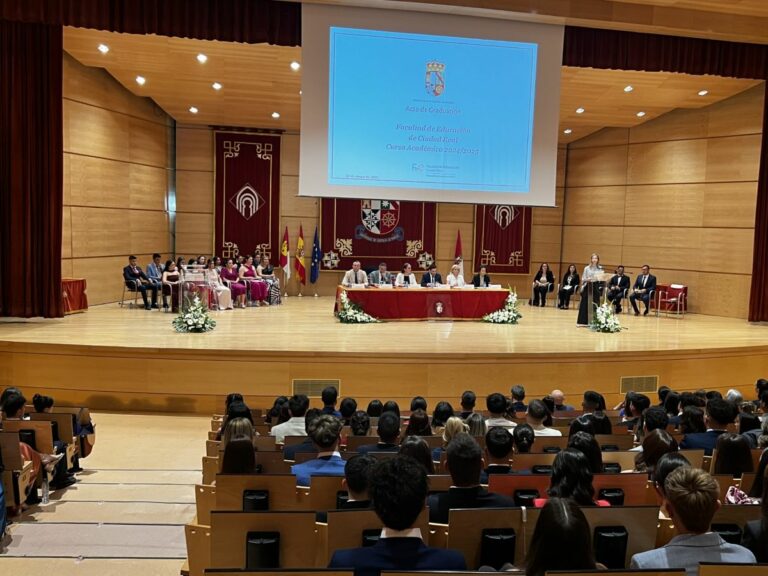 El Gobierno de Castilla-La Mancha resalta el papel crucial de los nuevos titulados en el futuro educativo de Castilla-La Mancha