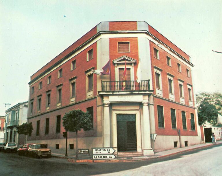 El edificio del Banco de España de Valdepeñas, sede de la UNED, cumple 80 años