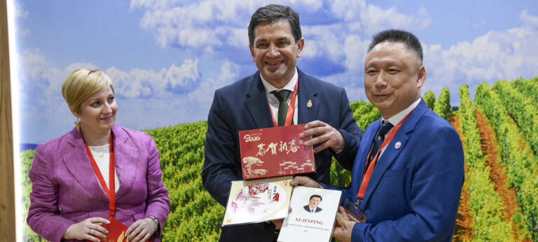 La Diputación y la Asociación General de Qingtianes en España firman un protocolo de colaboración en FENAVIN para promocionar Ciudad Real y el sector vitivinícola en China
