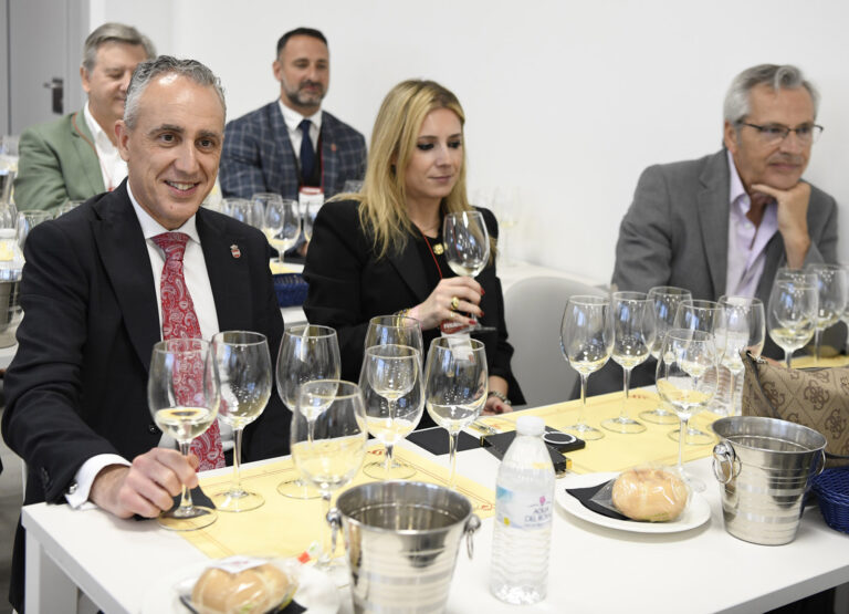 La variedad Airén deslumbra en FENAVIN 2025 con una cata que reivindica su calidad y potencia