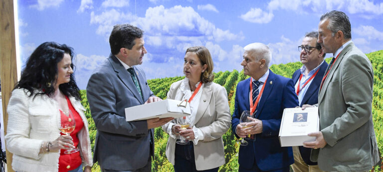 La presidenta de la Diputación de Toledo elogia la función que cumple FENAVIN en la promoción del vino español y de Castilla-La Mancha