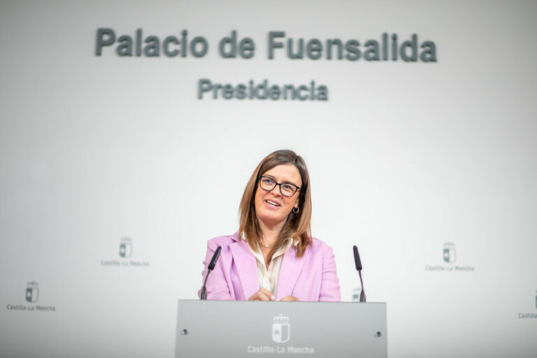 Castilla-La Mancha refuerza su red pública de cuidados con 14 millones de euros para la atención a mayores y personas con discapacidad