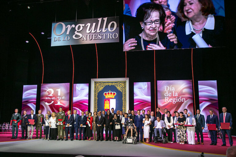 Luis Cobos y Alejandro Arellano reciben con gratitud la Medalla de Oro de la tierra que les ha dado «todo»