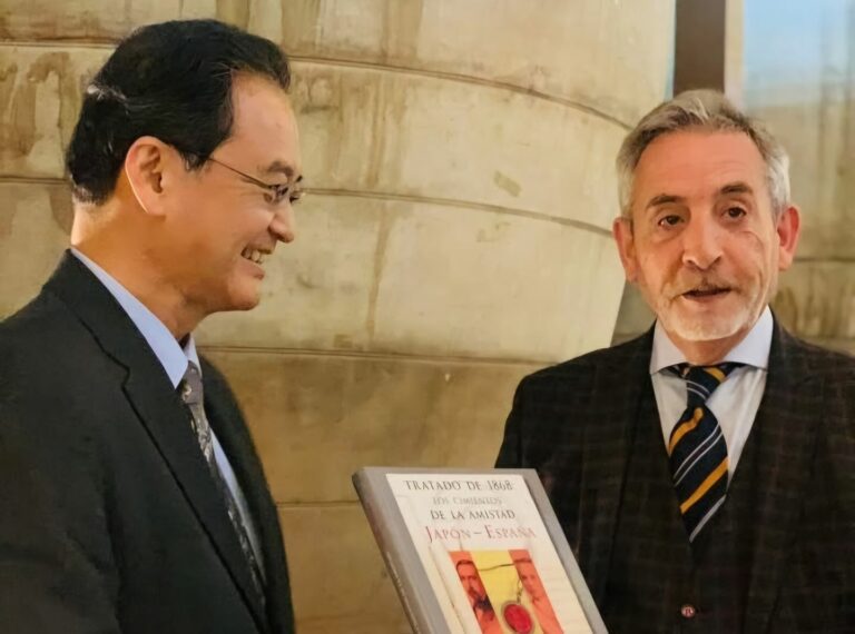 El alcalde de Valdepeñas se reúne con el embajador de Japón en un encuentro de negocios